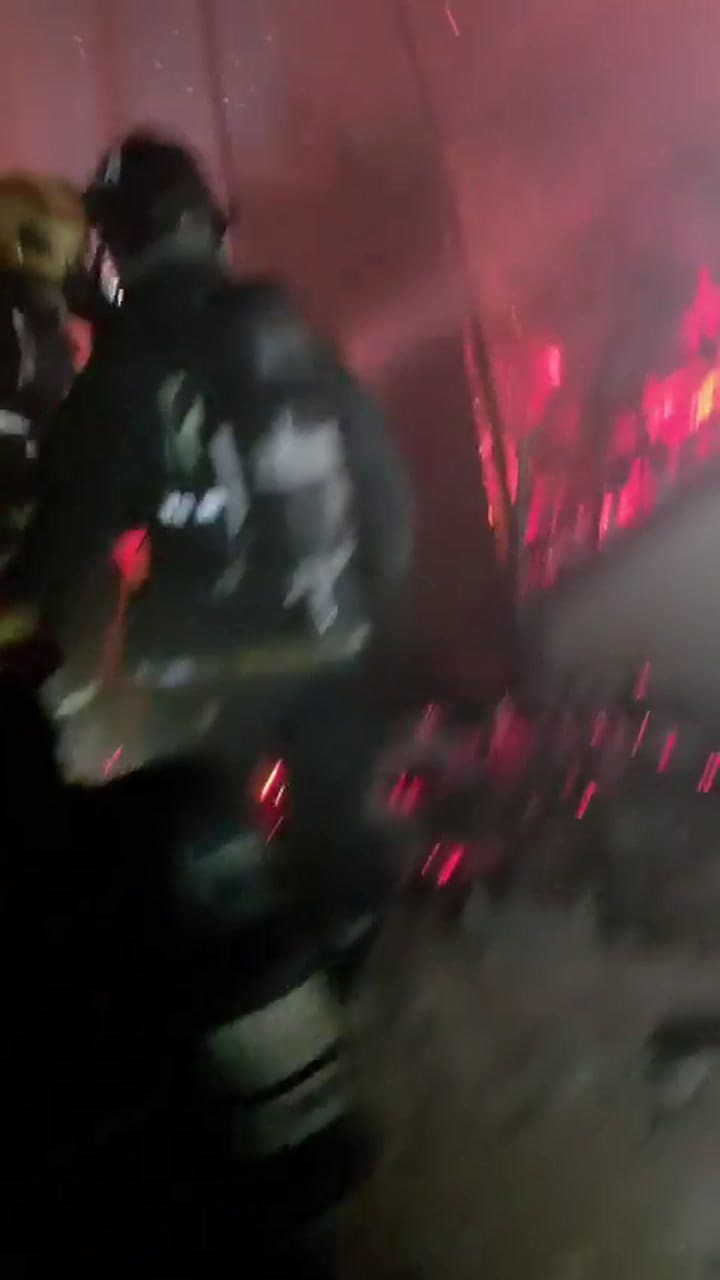 Bomberos combatieron contra las llamas