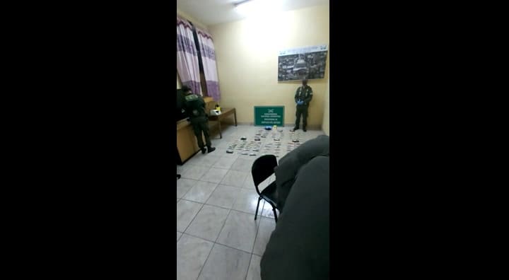 Conteo del dinero que transportaban ilegalmente camioneros desde Tucumán hacia el Gran Buenos Aires