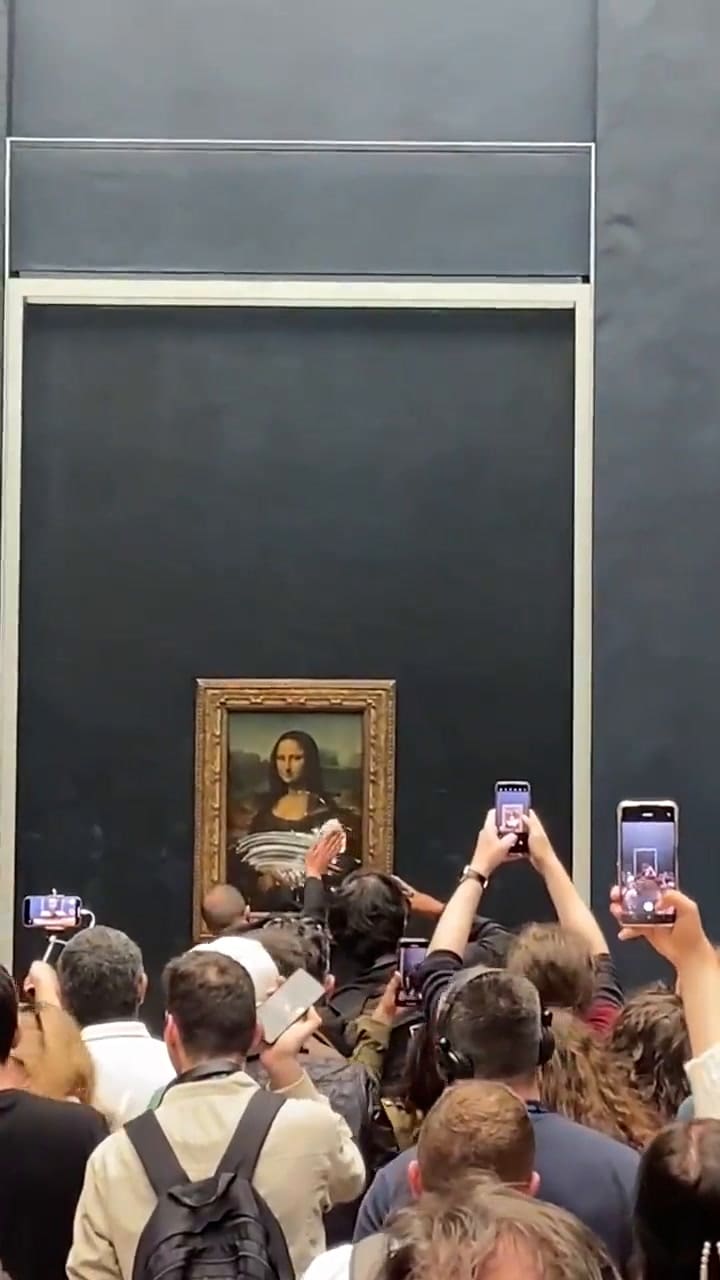 Un hombre le arrojó una torta a la Mona Lisa en el Museo del Louvre