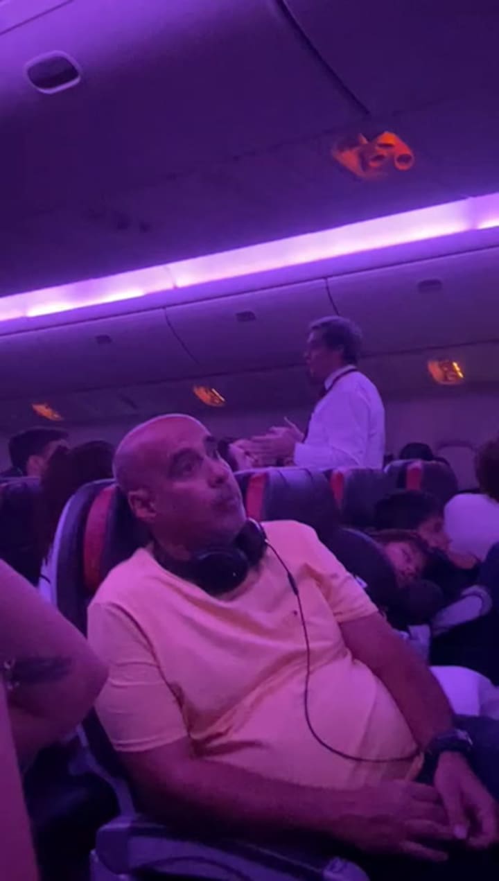 El momento en el que pasajeros del vuelo 907 con destino a Buenos Aires son informados de su cancelación
