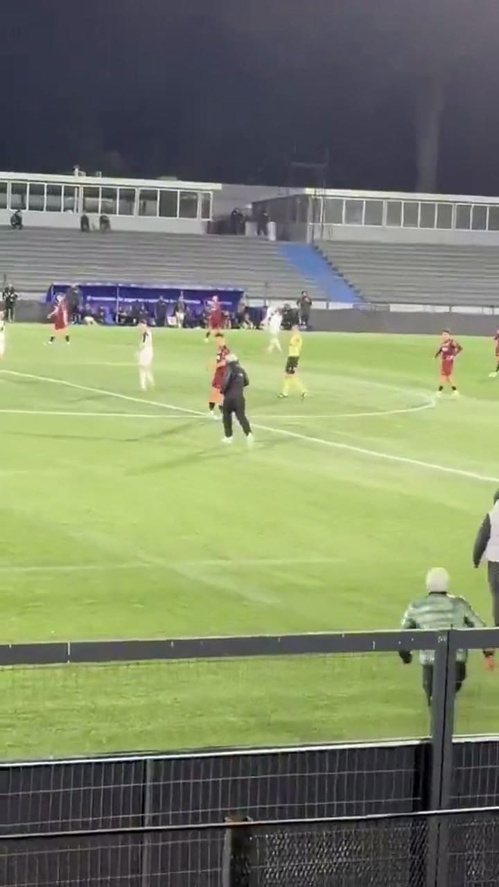 Hinchas de Danubio entraron a la cancha e increparon a sus jugadores