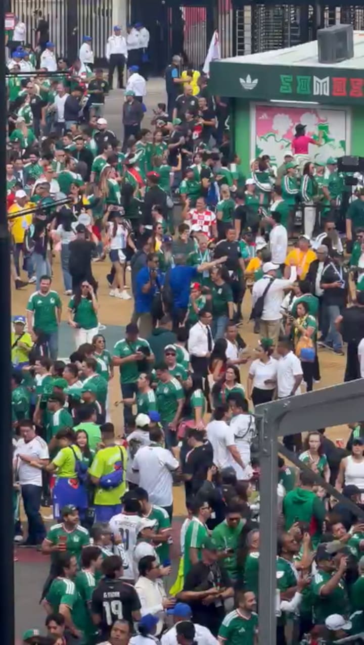 Los fanáticos que ingresan al estadio Azteca