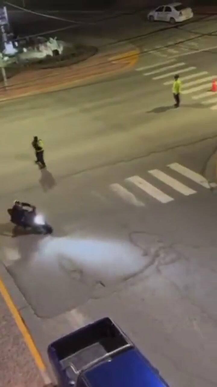 La policía de Ushuaia le dispara pintura a las motos que evaden controles