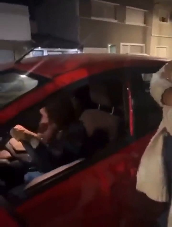 Su madre le enseñaba a manejar, pero nada salió como esperaba