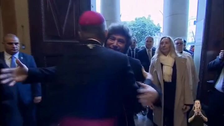 Javier Milei se arrodilló y se persignó al ingresar a la Catedral para participar del Tedeum