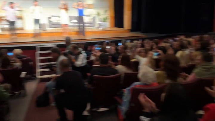 El Chiqui Tapia se subió a un escenario de Mar del Plata con la Copa del Mundo