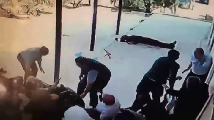 El momento en el que tres hombres abrieron fuego contra una iglesia de la comunidad cristiana en Jordania