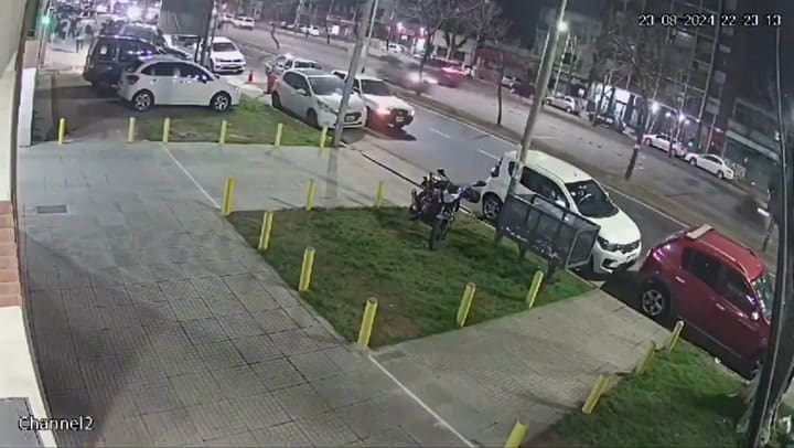 Las barras de Independiente a los tiros afuera de la Parrilla El Tano