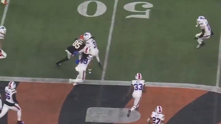 El safety Damar Hamlin se desplomó en el campo tras un golpe en el pecho