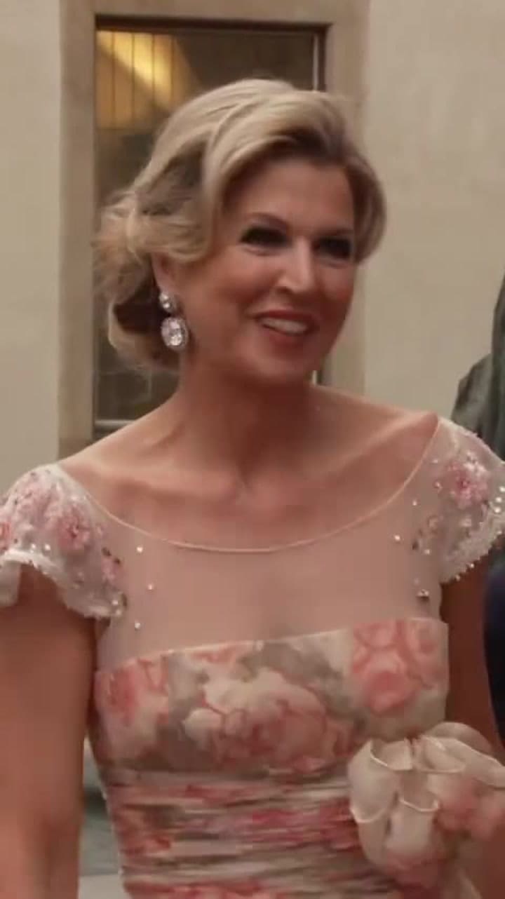 La reina Máxima deslumbró en Praga con un vestido que estrenó hace 19 años