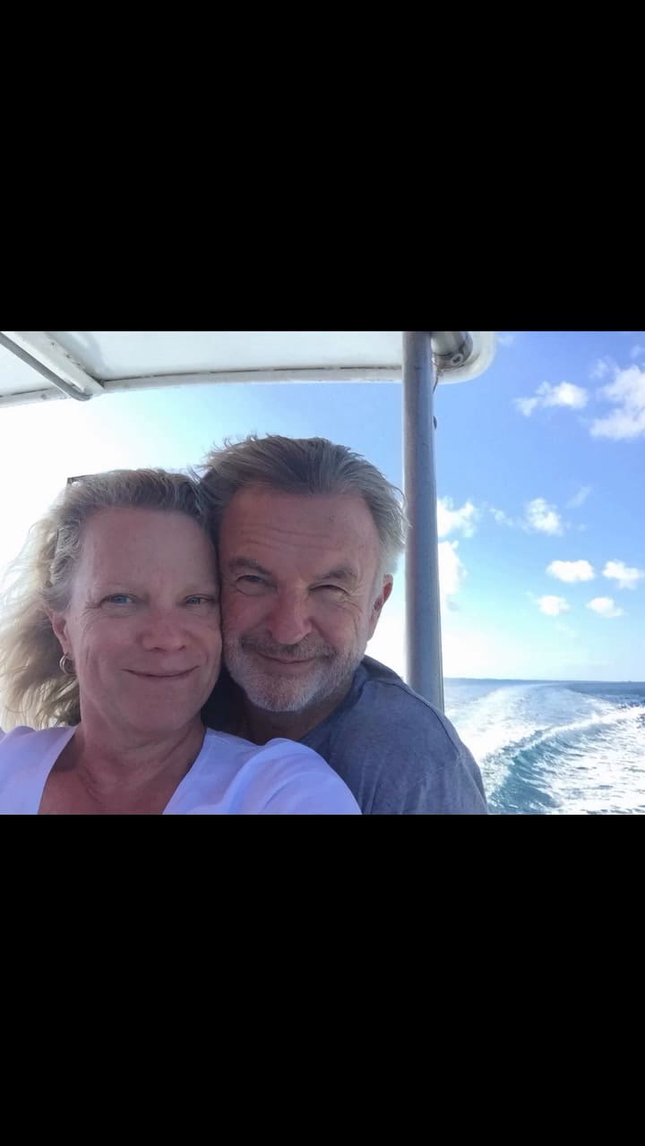 Sam Neill y la periodista Laura Tingle