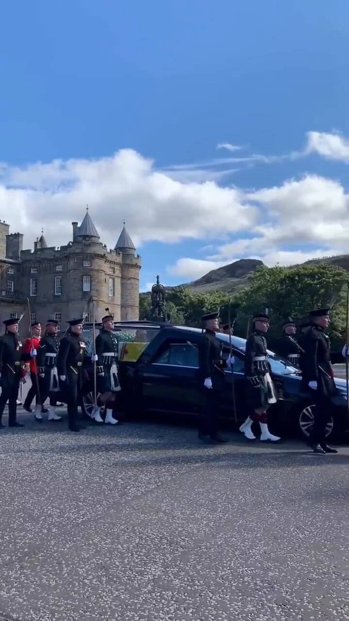 Trasladan el ataúd de la reina Isabel II a Edimburgo, Escocia