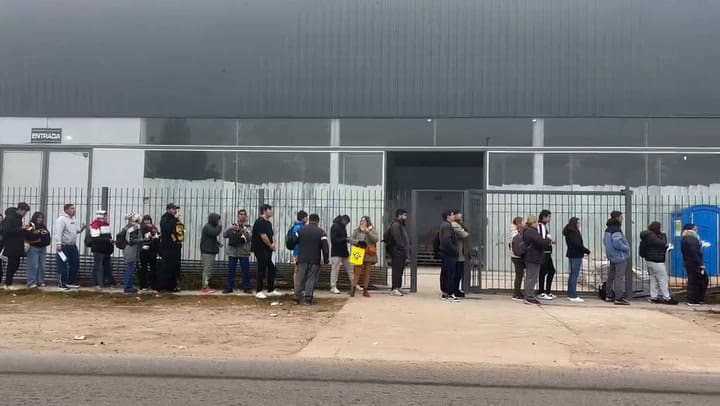 Desde la madrugada, la fila crece frente al predio de Moreno en busca de una oportunidad laboral