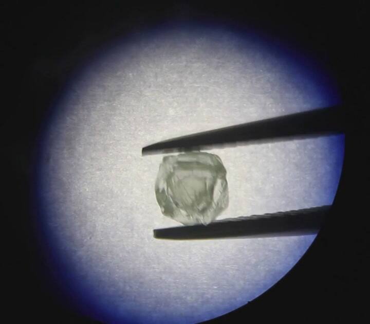 Este es el inusual el diamante matryoshka dentro de otro diamante