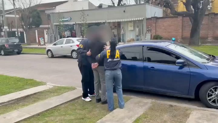 El traslado de uno de los sospechosos detenidos