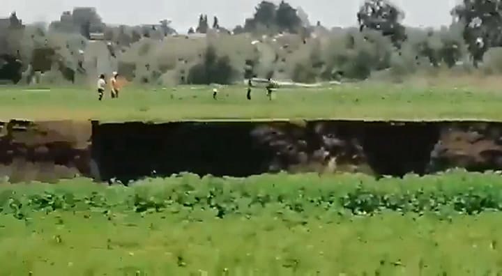 El enorme agujero que apareció en medio del campo y desconcierta a todo un país - Fuente: Twitter