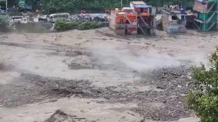 Un enorme deslizamiento de barro golpeó la región fronteriza entre el Tíbet, China, y Nepal