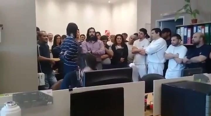 Los empleados de Freddo son informados de la situación - Fuente: YouTube
