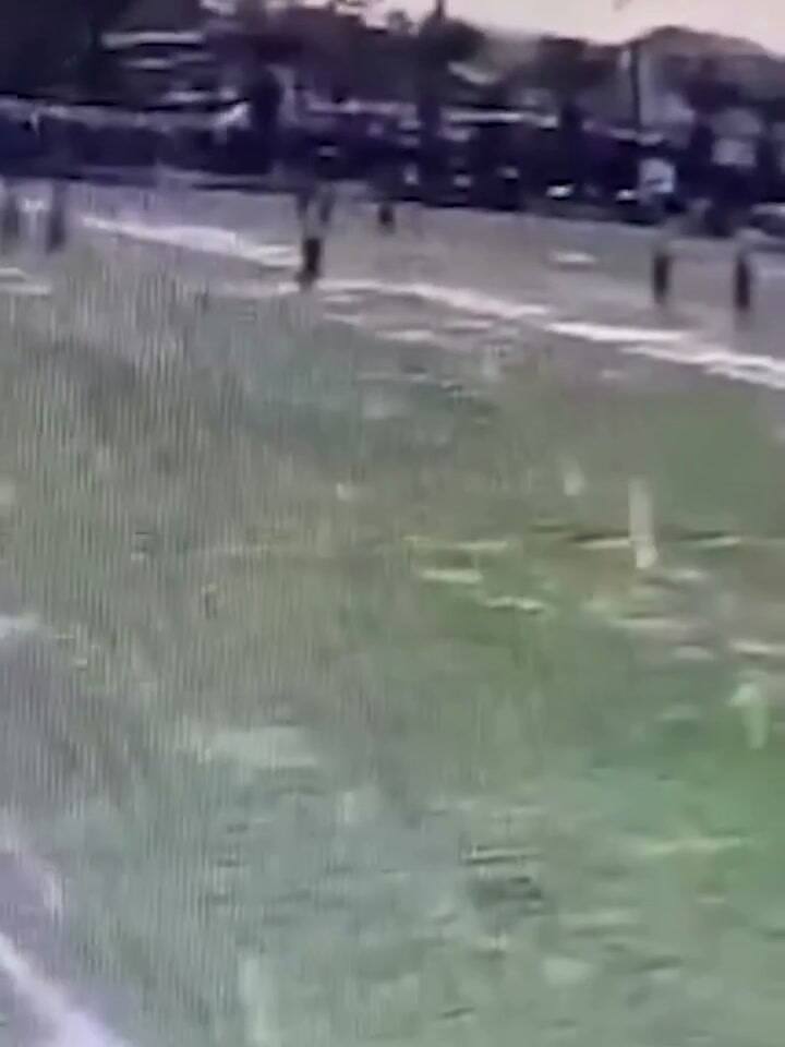 La caída del rayo vista desde una cámara de seguridad