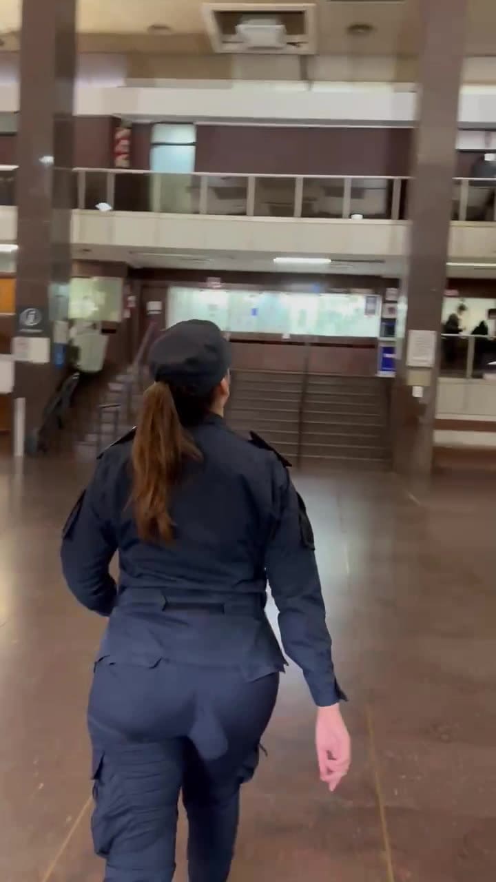 El momento en que entra el equipo de filmación a los tribunales de San Isidro