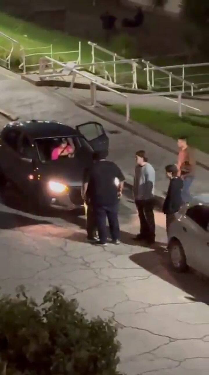 Un hombre fue atropellado por un auto luego de que otro joven lo empujara hacia la calle en medio de una discusión