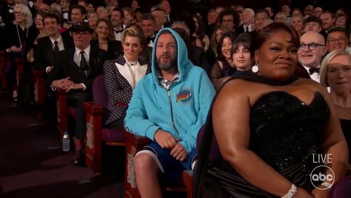 El look deportivo de Adam Sandler para los Oscar