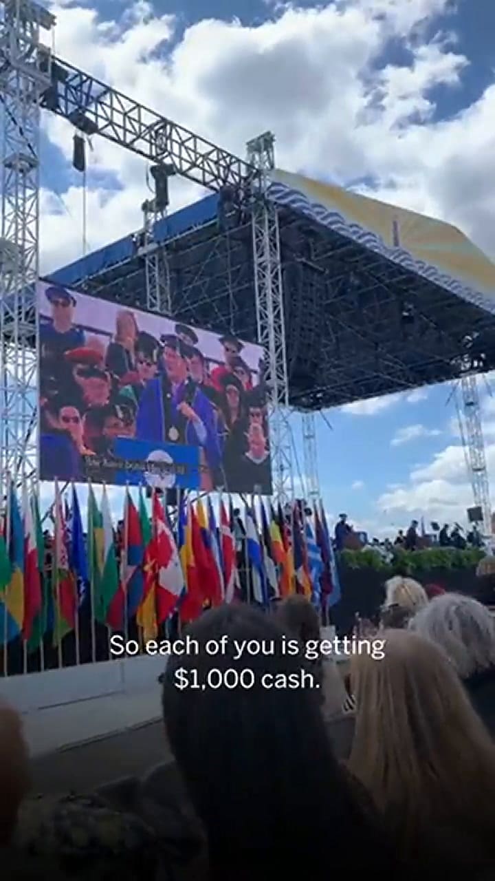 Rob Hale da un increíble regalo a los graduados de Boston