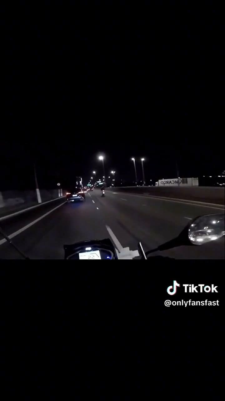 El impactante robo que sufrió un motociclista en pleno movimiento