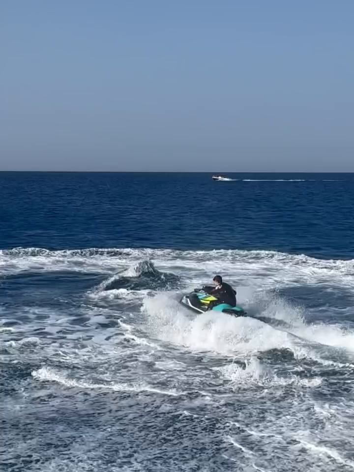 Franco Colapinto en moto de agua