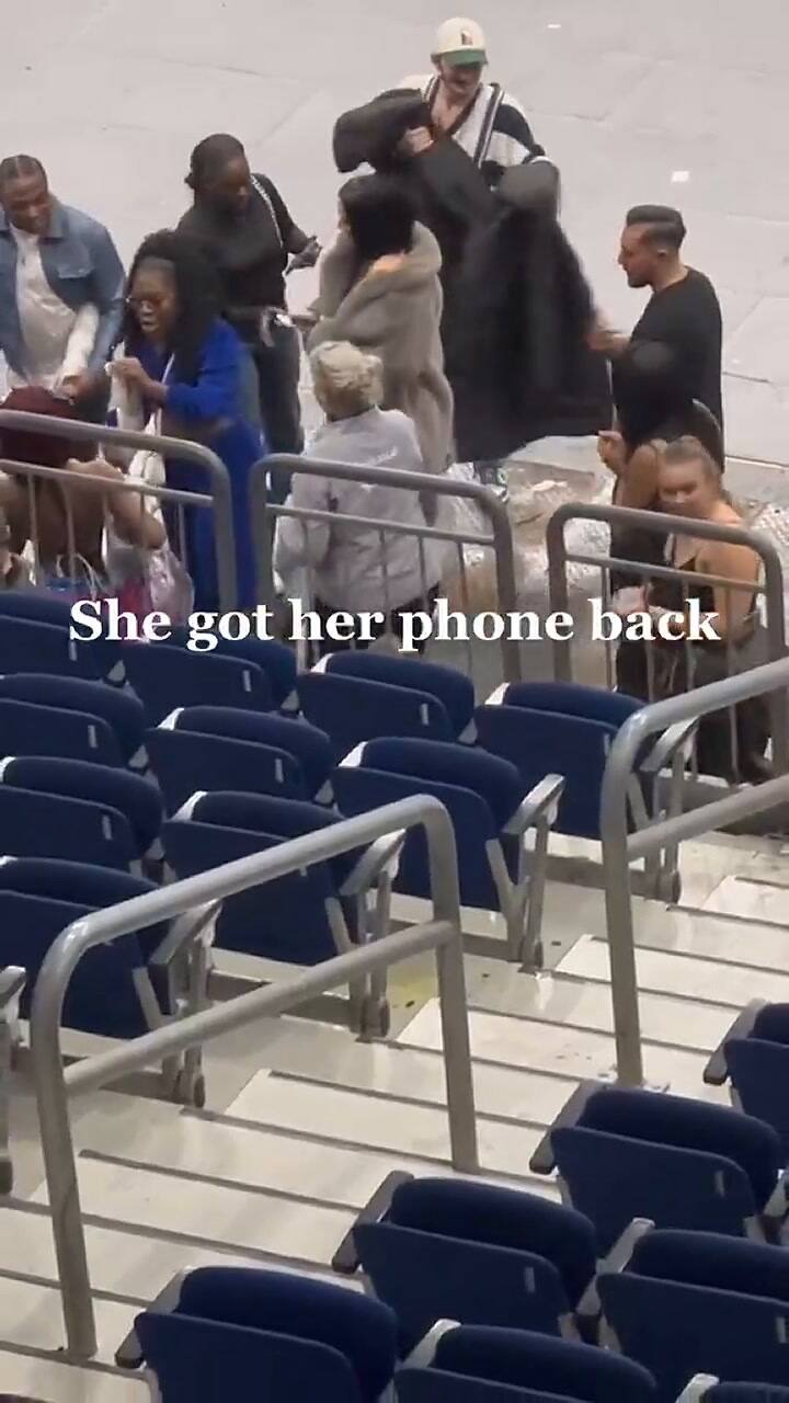 Una mujer encontró el celular que lanzó el rapero y se lo entrego a la dueña