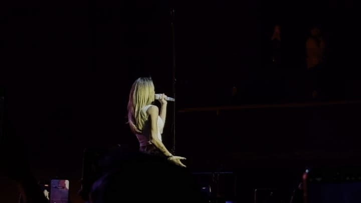 Tini cantó Cupido en el show de Jonas Brothers