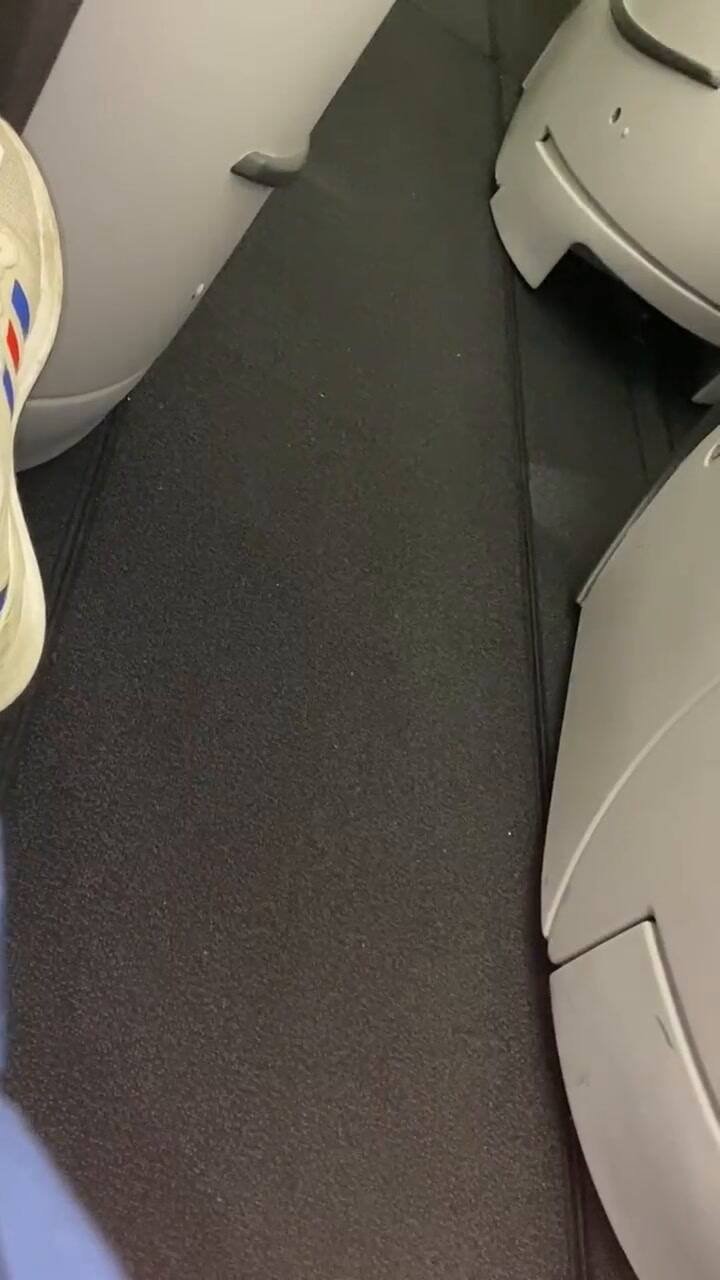 Piloto de avión hace más ameno el viaje; les canta canción de cuna a sus pasajeros