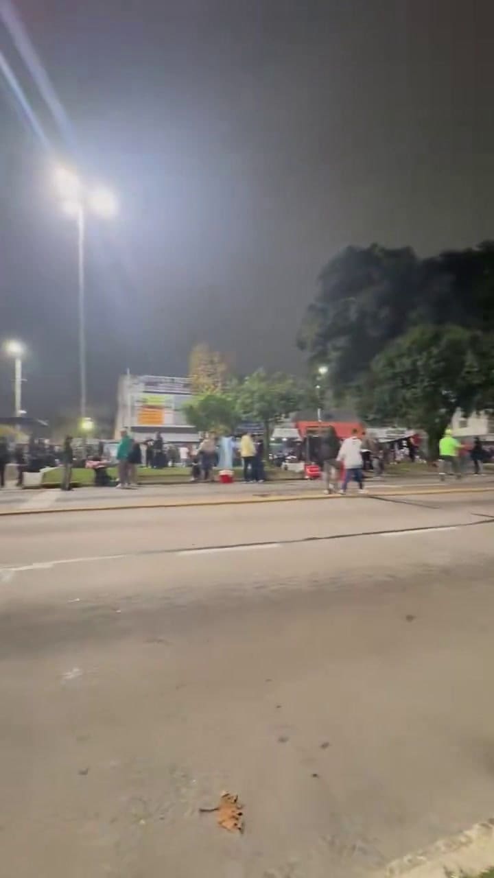 Los fanáticos comienzan a reunierse en Dominico
