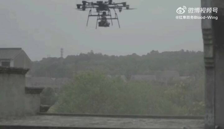 Un dron de Kestrel Defense transporta un perro robot artillado