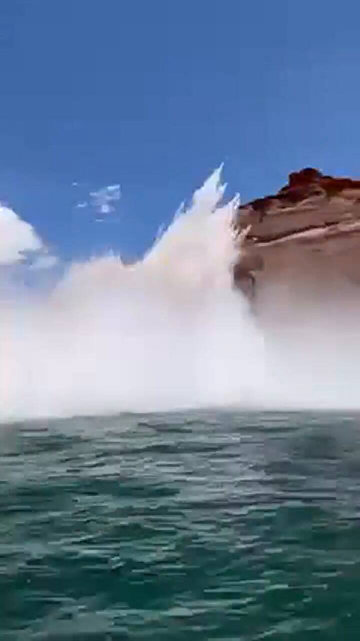 Un par de turistas captaron el derrumbe de un muro de roca en el Lago Powell
