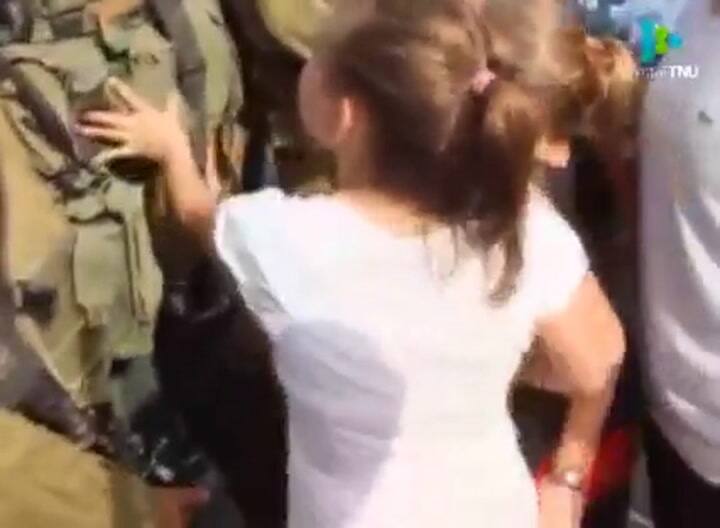 Una niña palestina golpeó a un soldado israelí