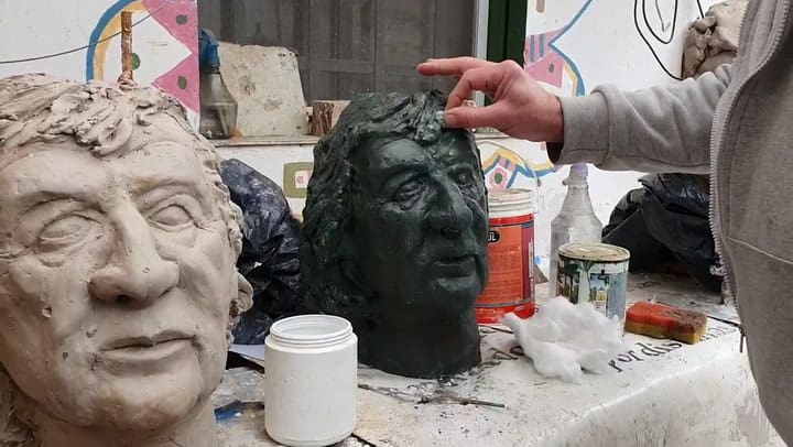 La escultura para el Trinche Carlovich, el mito del fútbol argentino