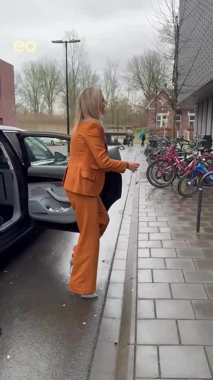 El elegante look naranja de la reina Máxima Zorreguieta