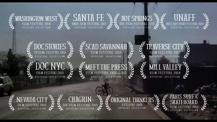Trailer de Learning to Skateboard in a Warzone