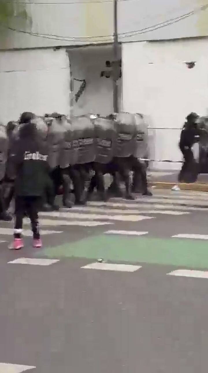 Algunas de las filmaciones muestran a los efectivos avanzando en formación y a hinchas de All Boys lanzando objetos