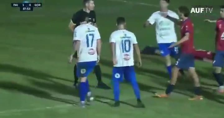 Discutió con un futbolista del equipo rival por una falta y lo noqueó de una trompada