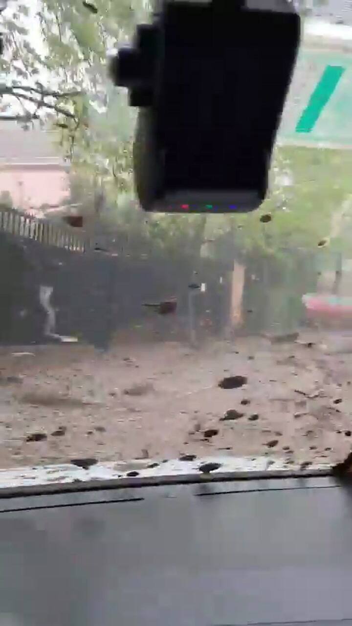 Aluvión provoca desplazamientos de tierra en Santiago de Chile.