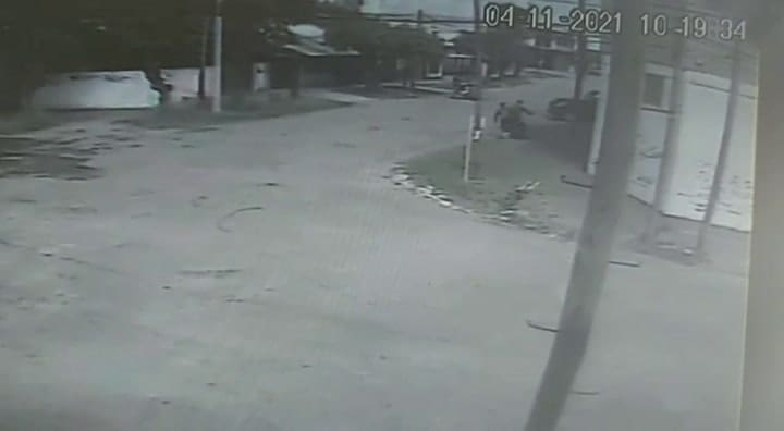el momento en que dos de los sospechosos son captados por dos cámaras de seguridad en Moreno