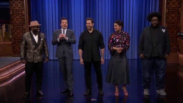 El mago David Blaine asquea al público al coserse la boca y luego escupir una rana – Fuente: YouTube