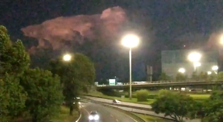 El momento en el que un rayo impactó a una nube 2