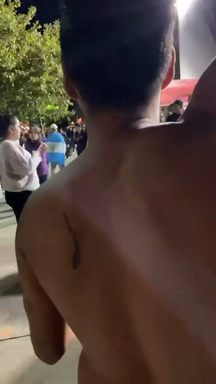 El autógrafo fallido que firmó Messi en la espalda de un fanátic