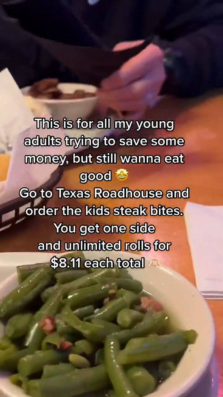 Una joven dijo cómo ahorrar al comprar el menú para niños en un restaurante