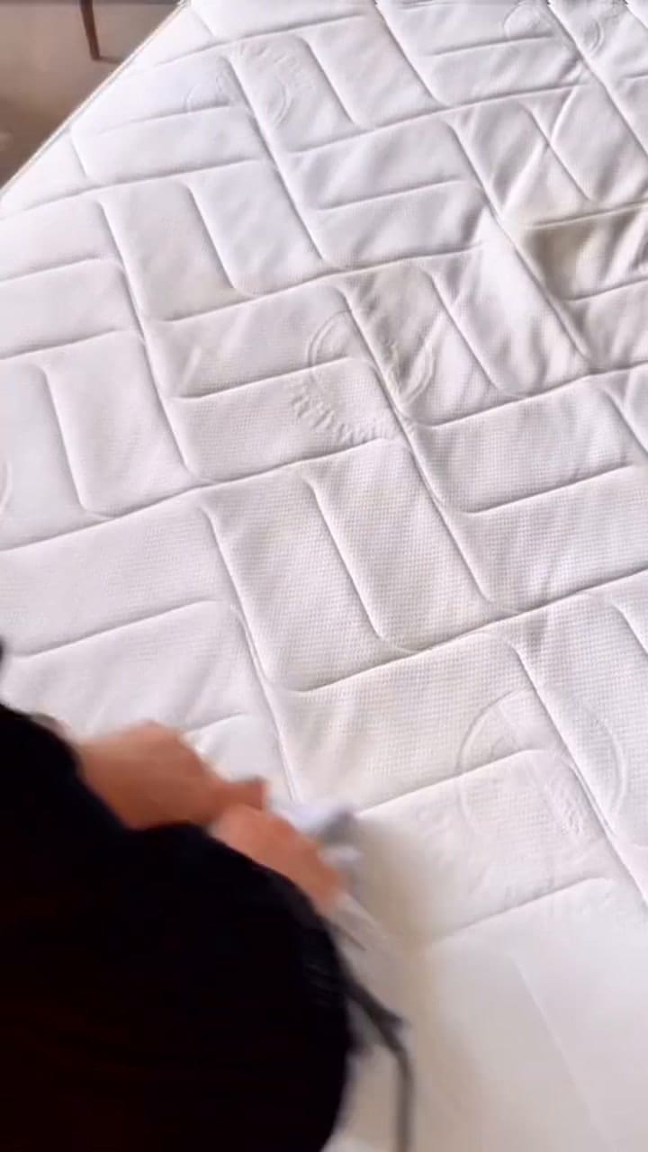 El secreto de los hoteles para limpiar el colchón
