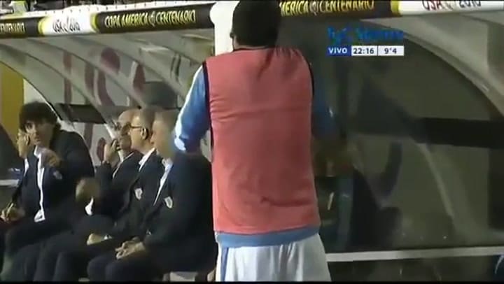 El enojo de Luis Suárez en el banco uruguayo