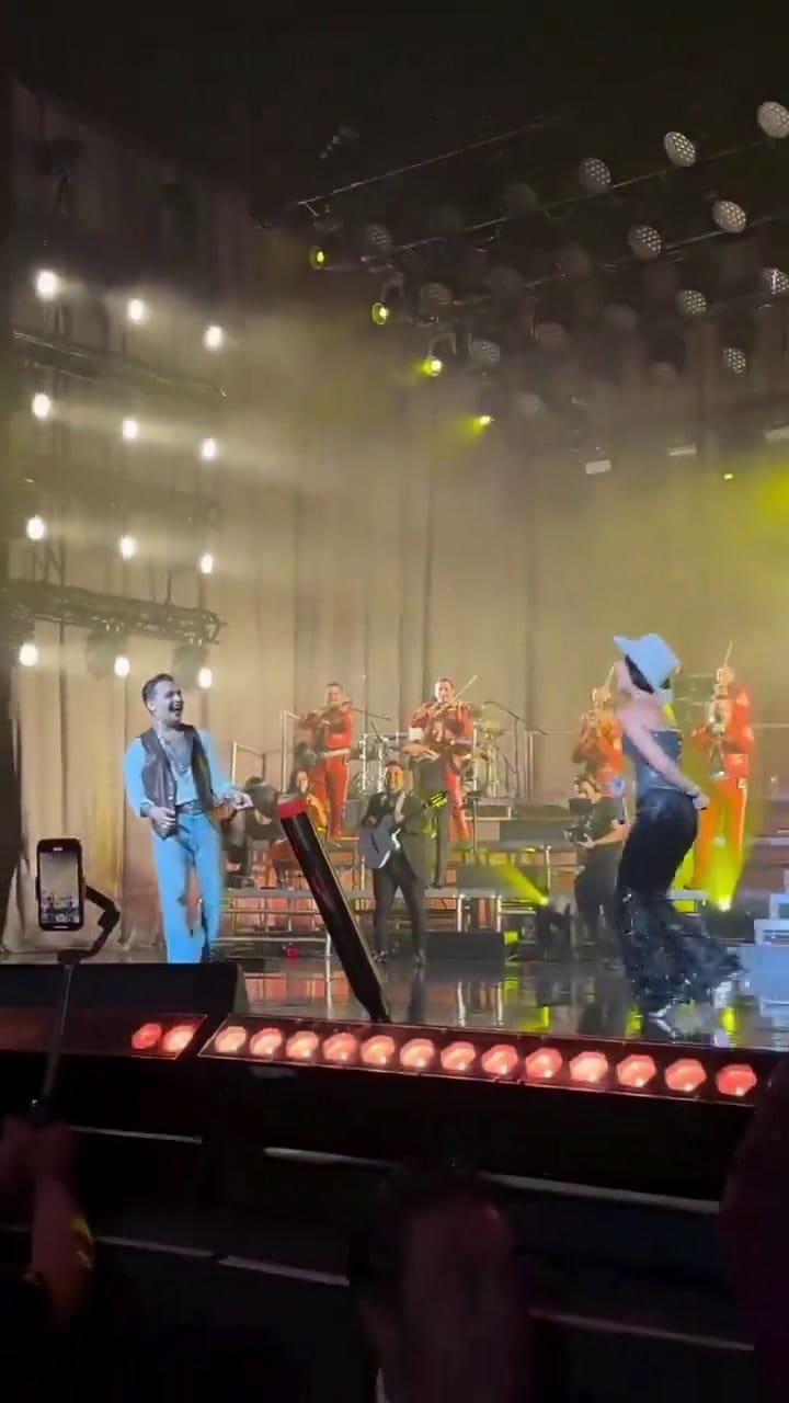 Christian Nodal y Ángela Aguilera se besaron por primera vez en público